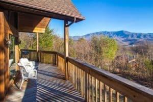 Bear Crossing a Gatlinburg cabin with pool access